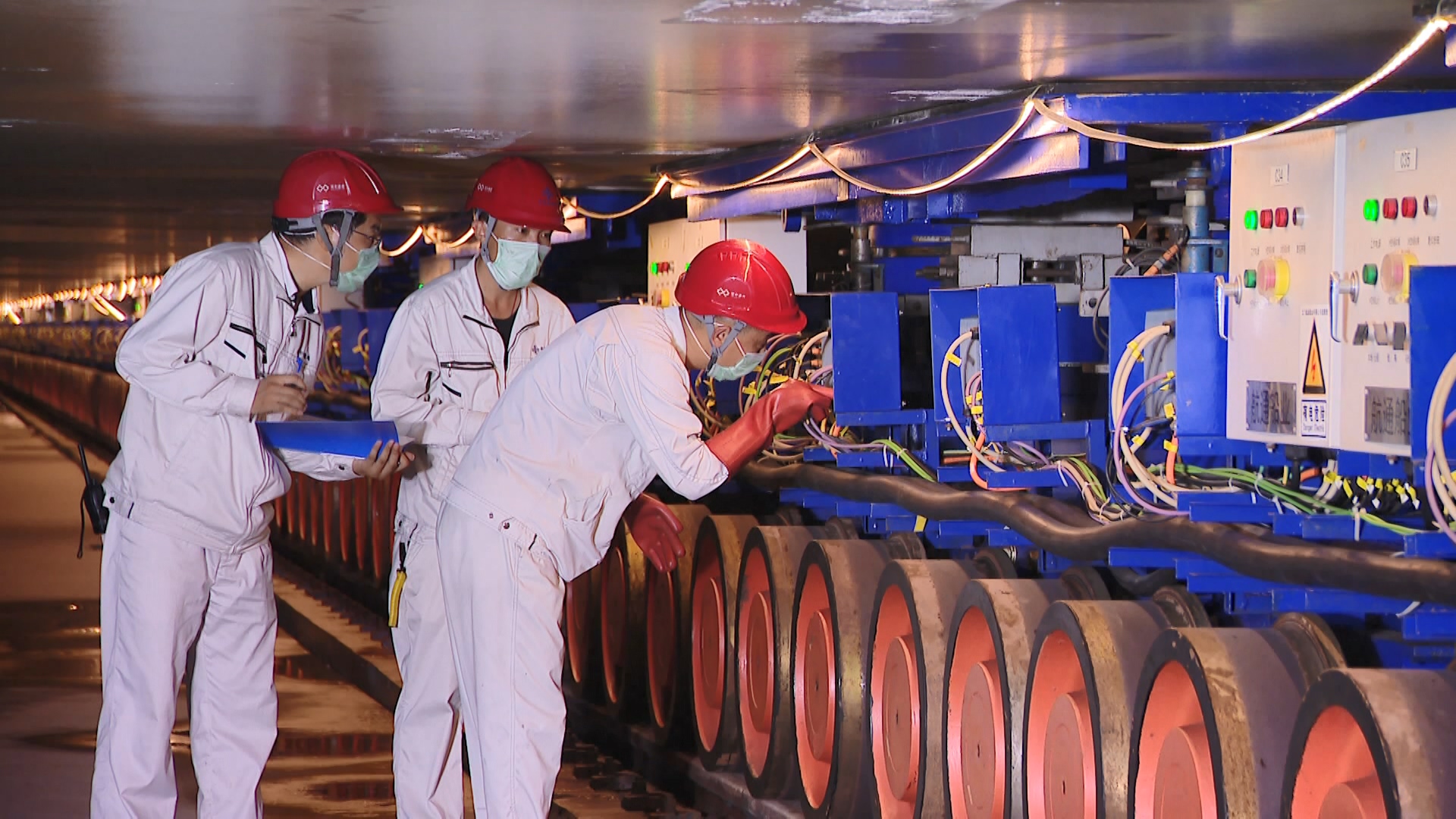 1593678146121654.jpg 對(duì)智能臺(tái)車組進(jìn)行電路檢測(cè).jpg